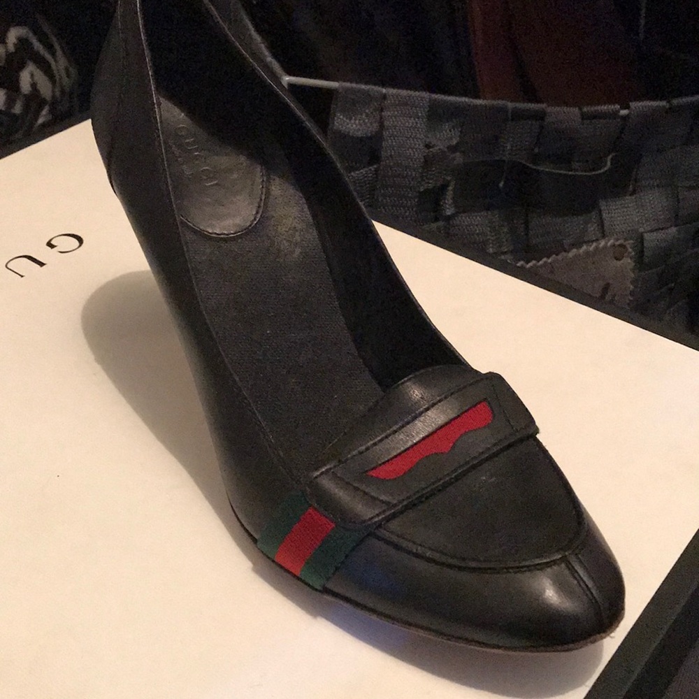GUCCI
Classic Black Leather Lifford Loafer Pumps